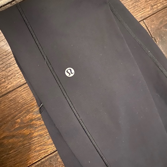 Ladies new condition lululemon leggings - Picture 3 of 4